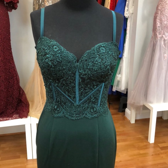 ⭐️SOLD⭐️ Prom or bridesmaid dress, green with lace - Picture 2 of 8